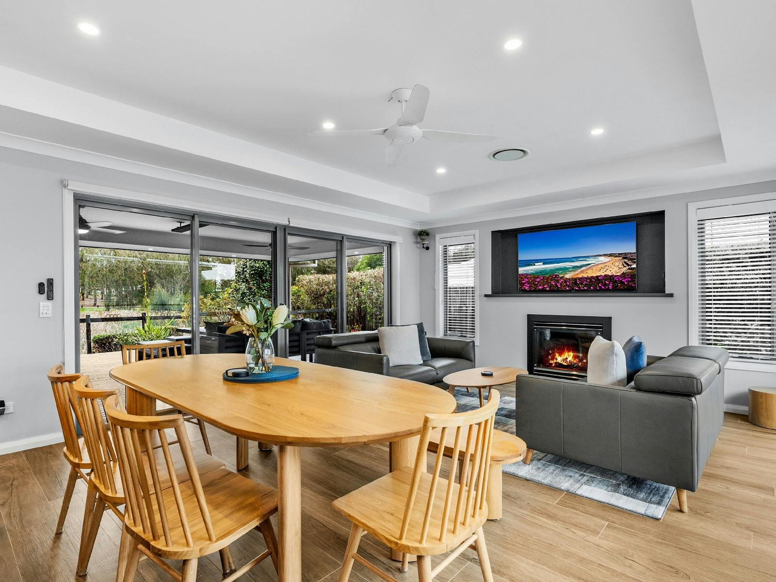 Tee To Greens lounge room and dining area with fireplace