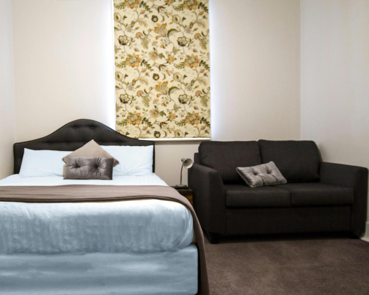 Queen bed double room