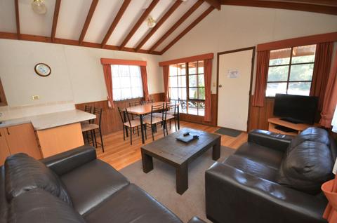 Pioneer Cabin lounge room