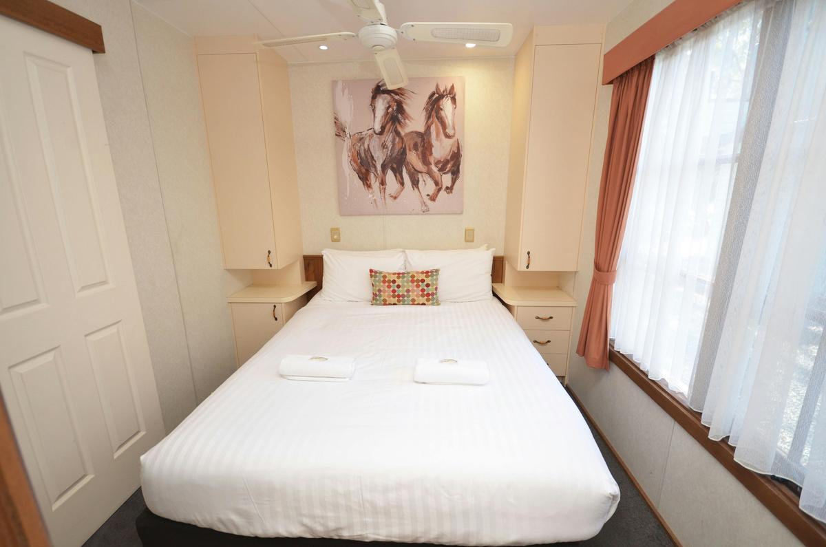 Pioneer Cabin master bedroom