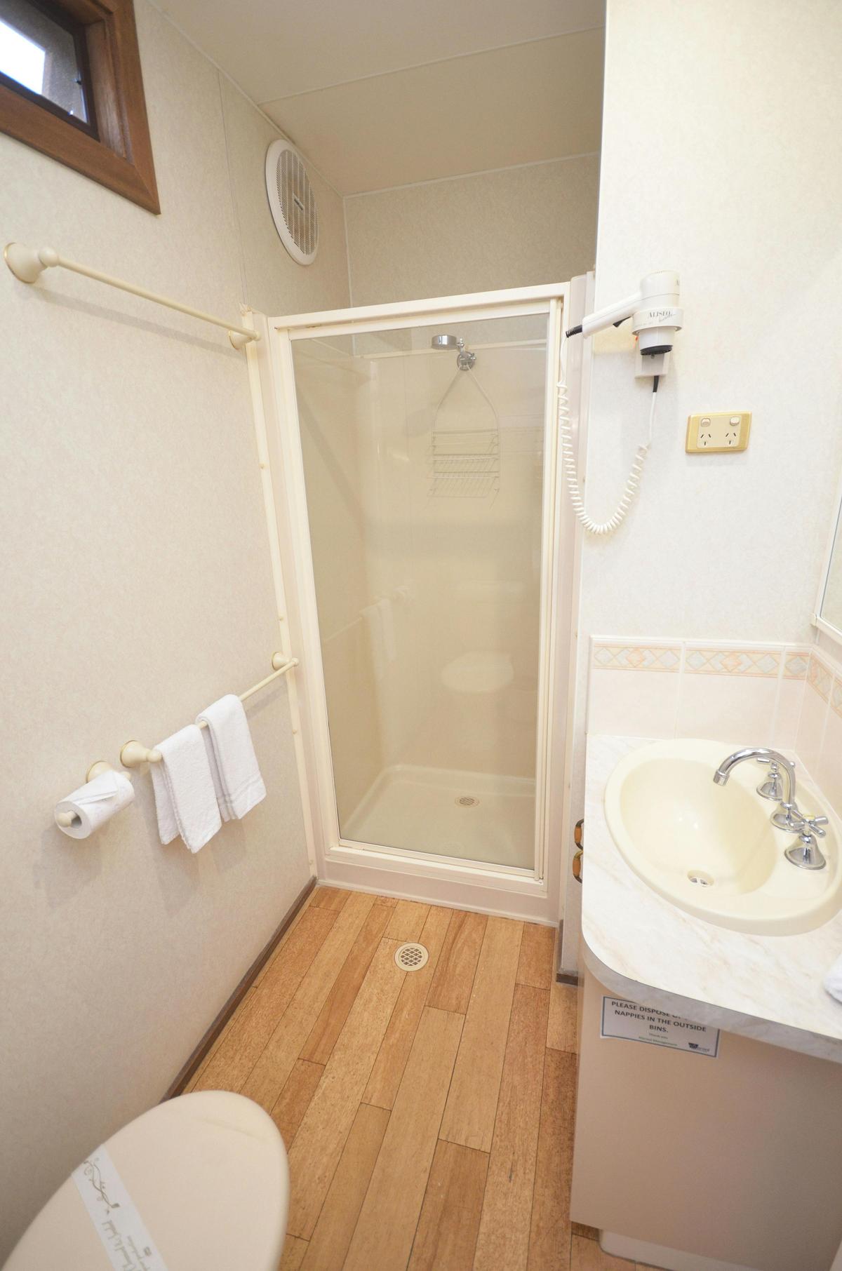 Pioneer Cabin ensuite