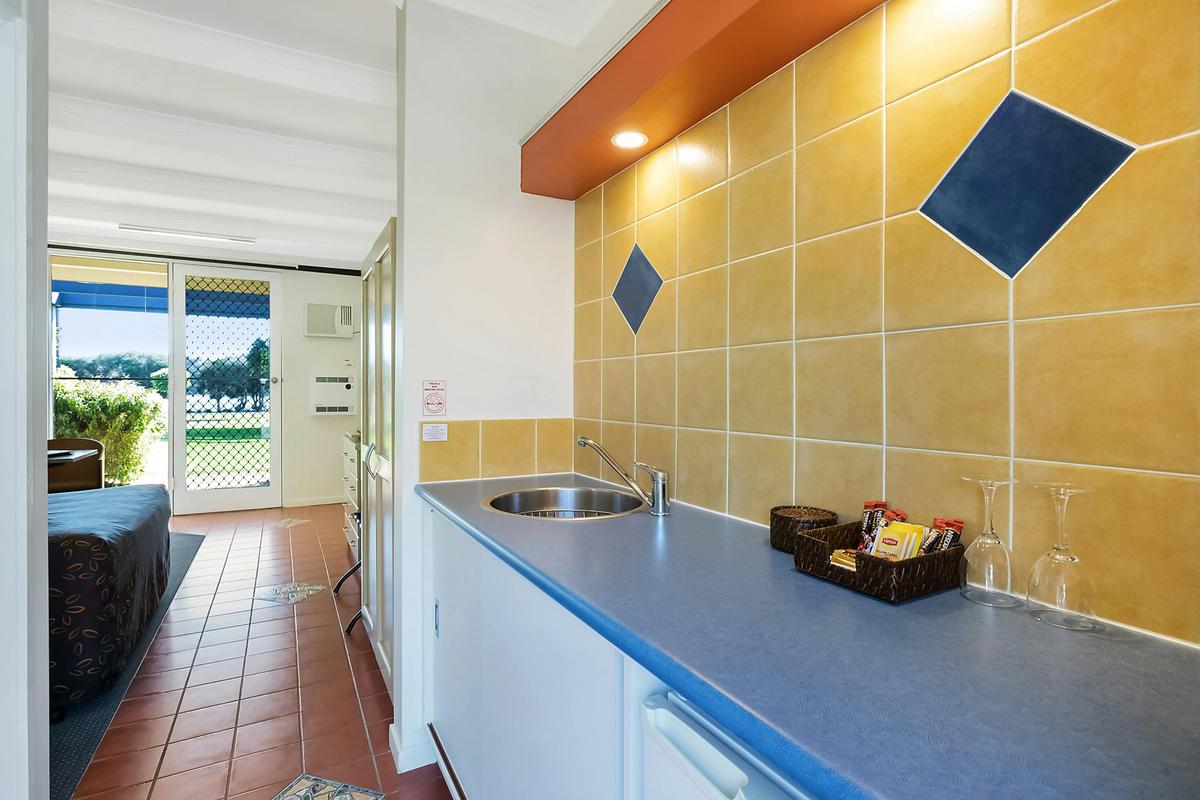 Deluxe Motel Room with Kitchenette