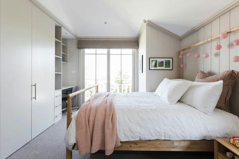 You'll love this lovely bedroom with its own study nook