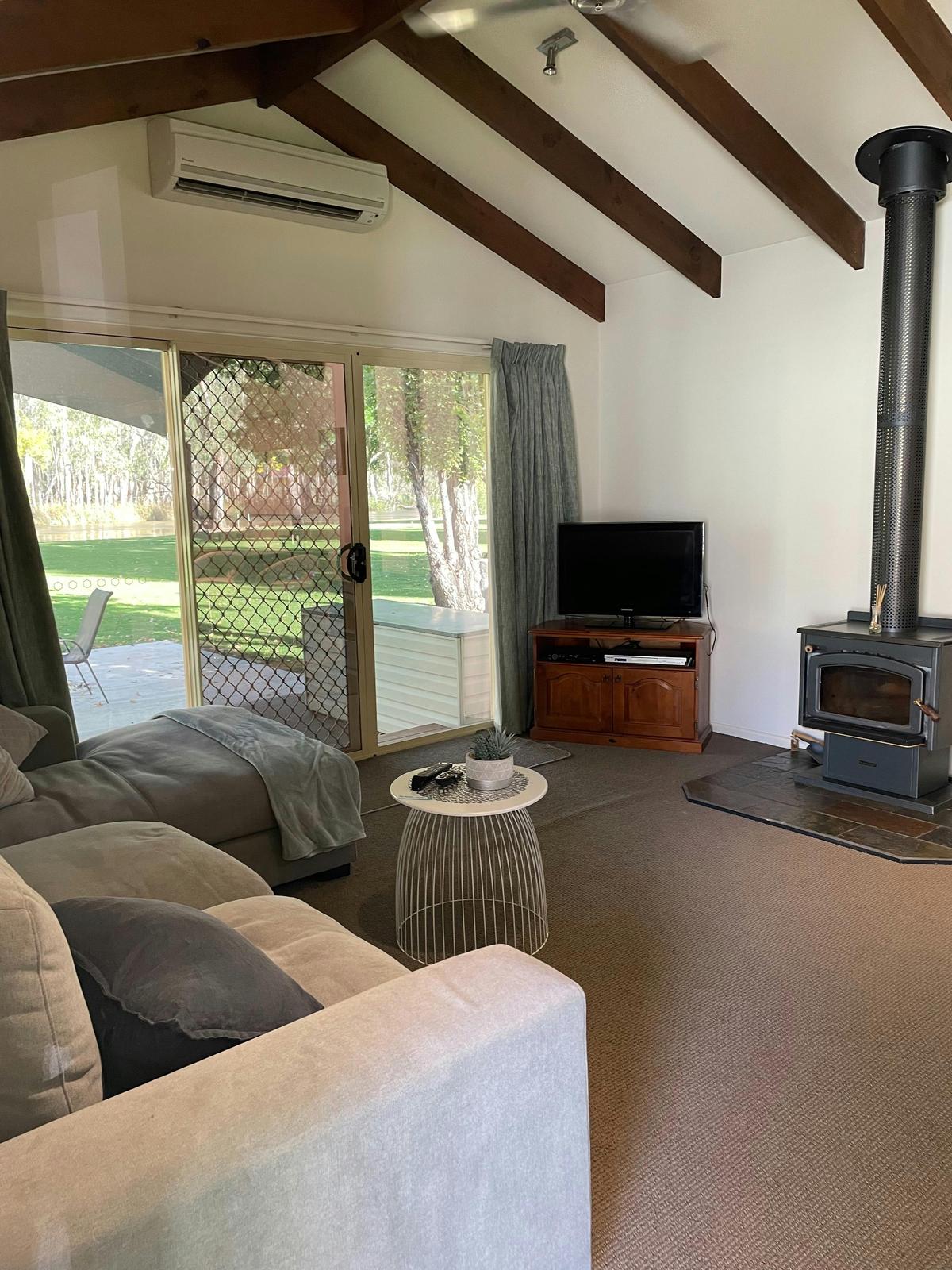 Cosy 2 bedroom cabins with riverviews