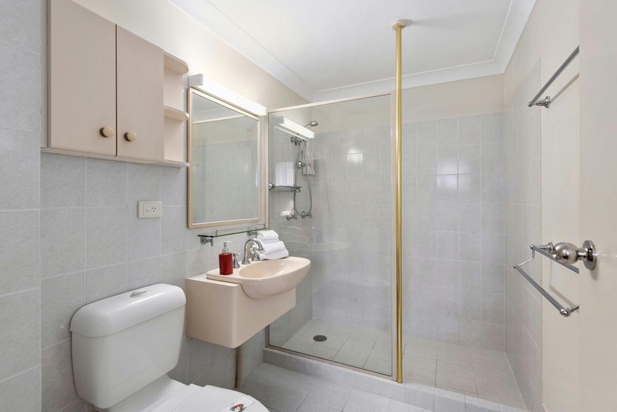 1 Bedroom Apt - Bathroom