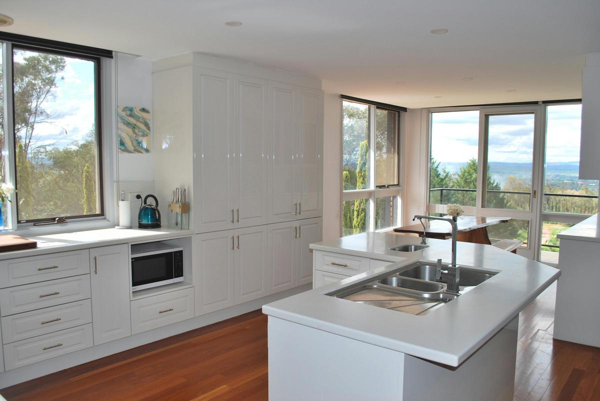 Gourmet kitchen with breakfast room