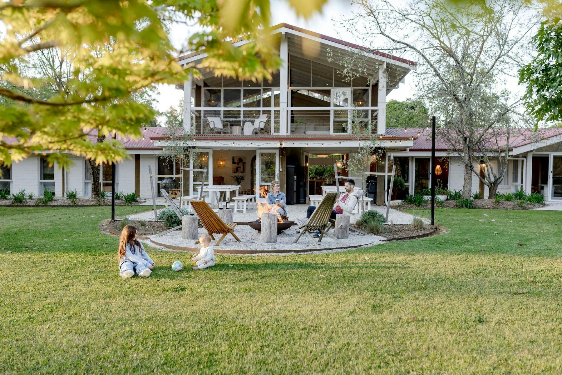 The Casa - Immerse yourself in comfort and entertainment with cosy fireplaces, state-of-the-art home