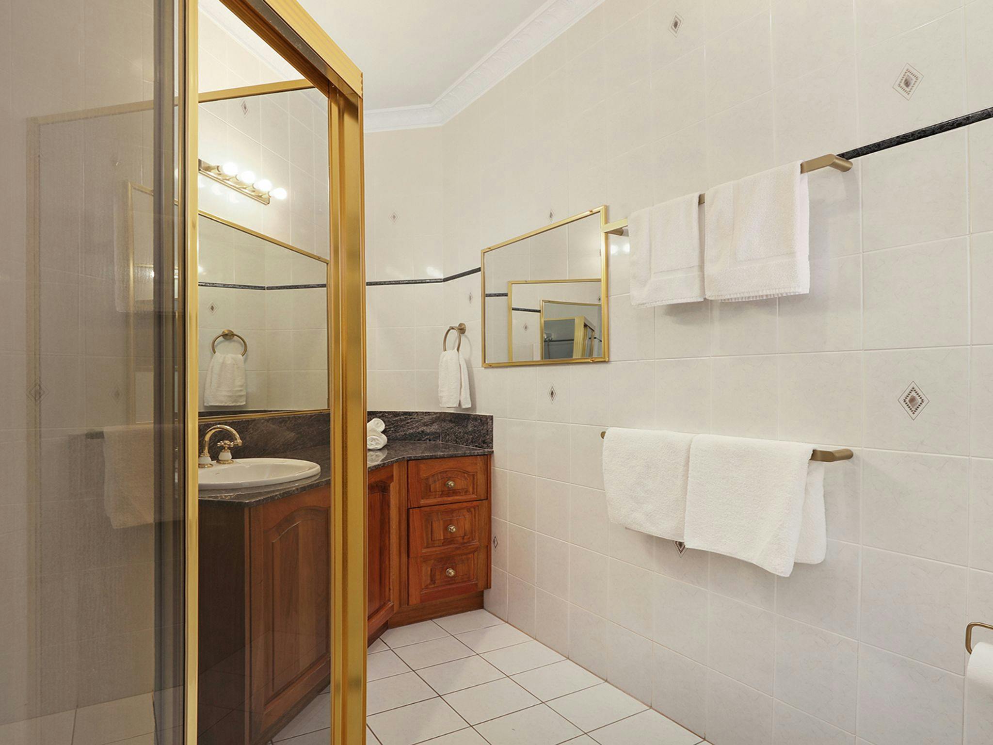 Southern Grace | Bedroom 1 ensuite | Shower | Toilet | Vanity