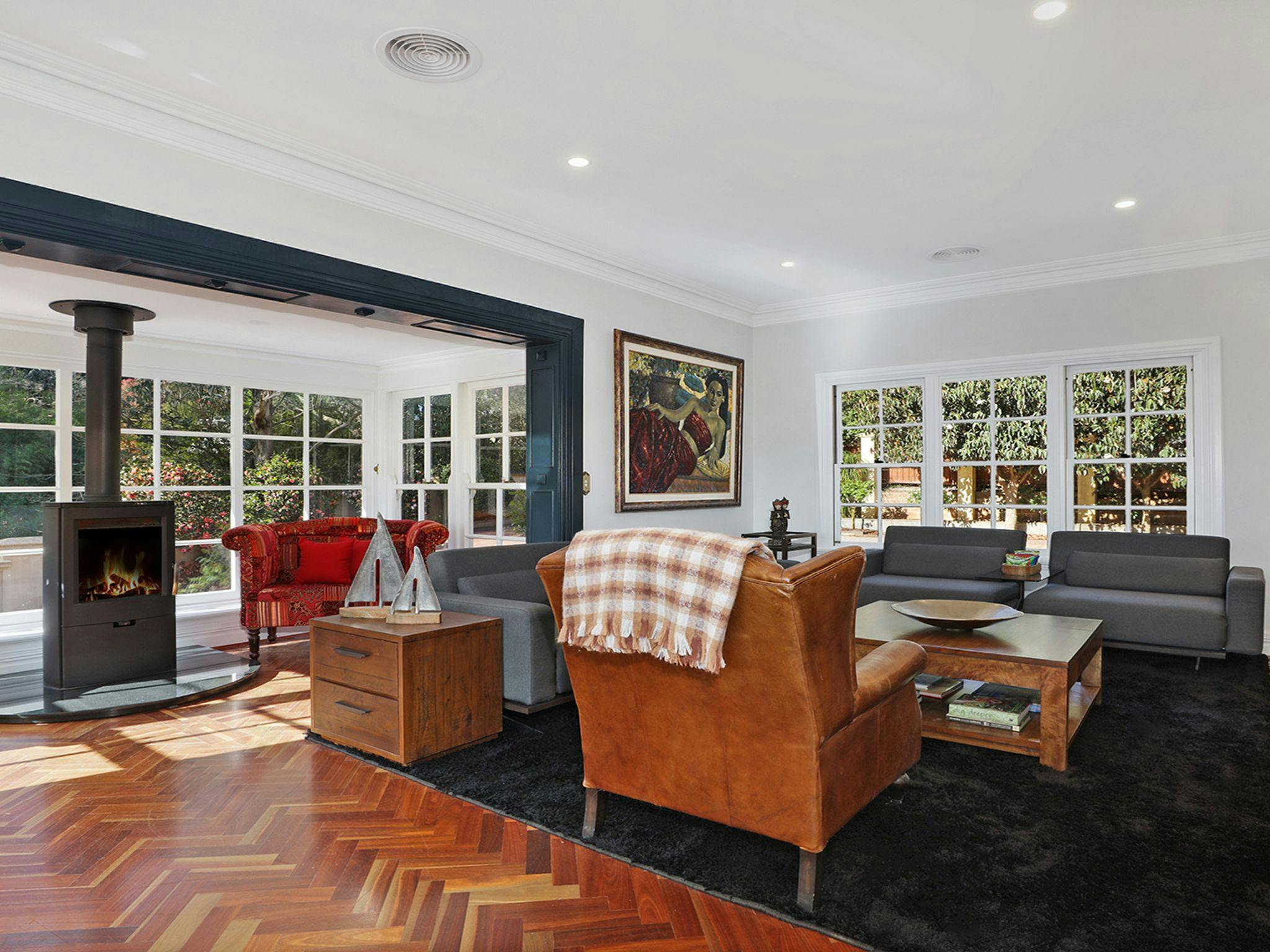 Southern Grace | Living room | Combustion fireplace | Smart TV 