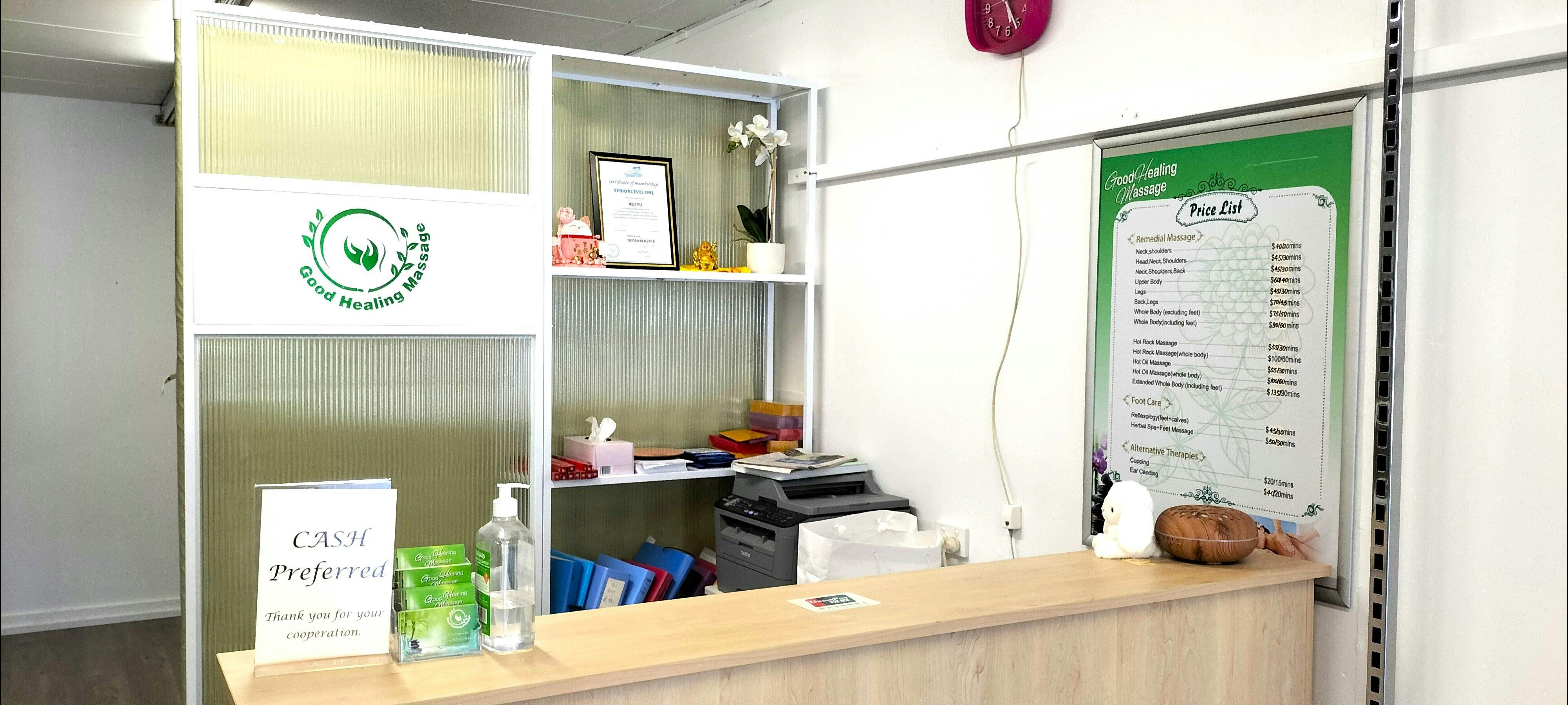Good Healing Massage reception desk. A sign on desk says "cash preferred".