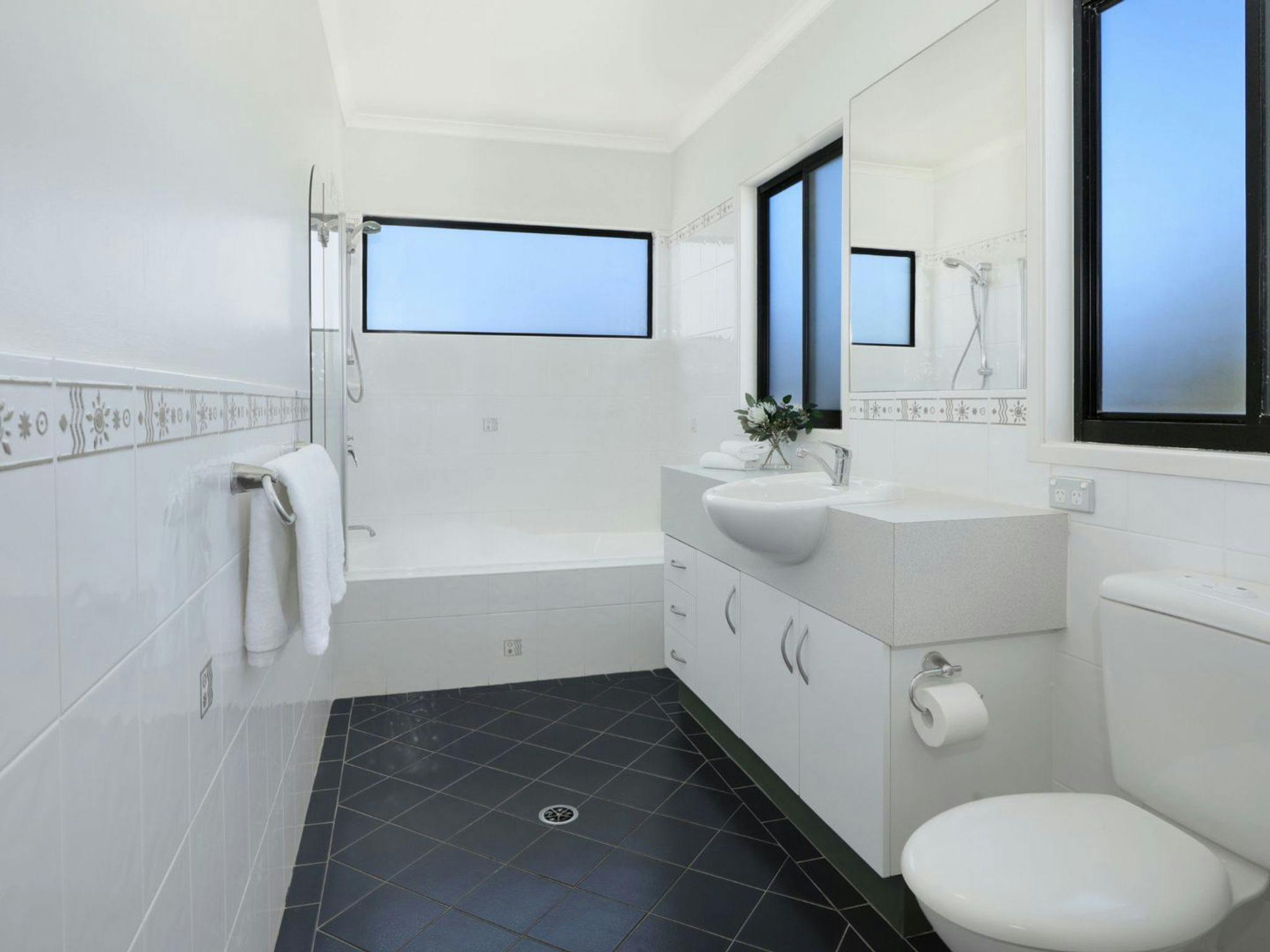 The Break | Bathroom 1 | Bath | Bodywash | Shampoo | Conditioner | Hairdryer | Ceiling heatlamps