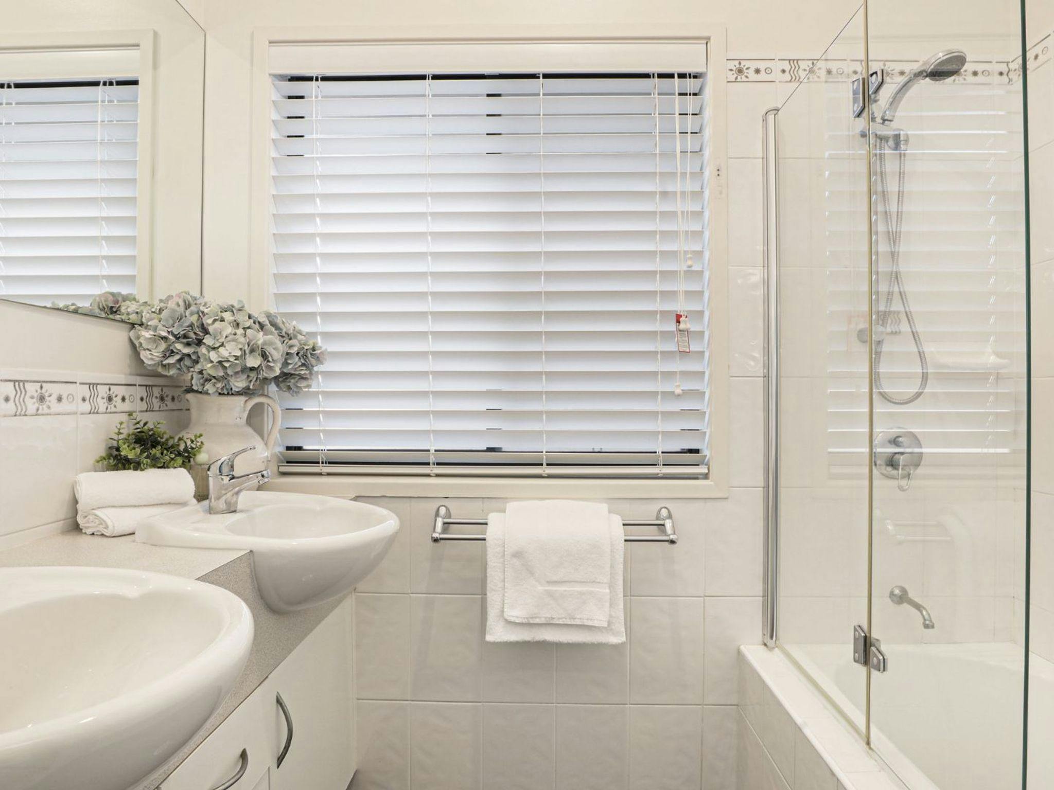 The Break | Bathroom 2 | Bath | Bodywash | Shampoo | Conditioner | Hairdryer | Ceiling heat lamps