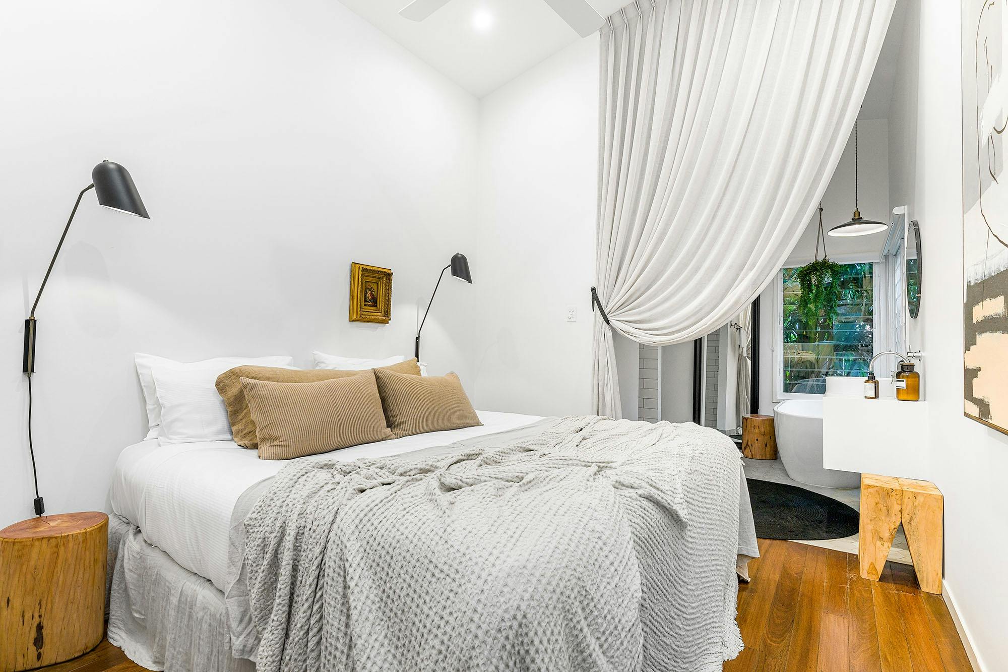 The Chalet - Byron Bay - Master Bedroom c