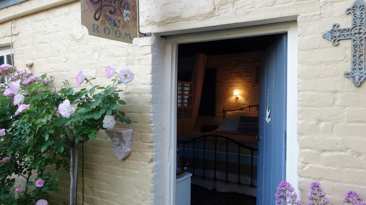 Romantic rustic Mediterranean-inspired Garden Room @ The Globe Inn Yass accommodation