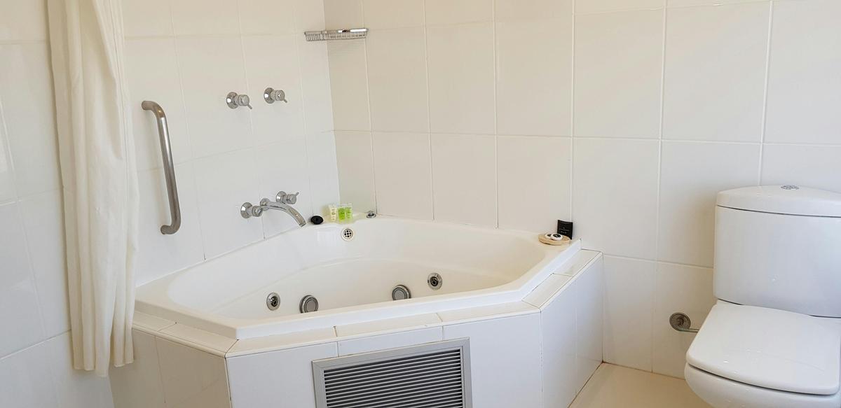 Bathroom - Queen Spa Room - The Grand Motel Griffith