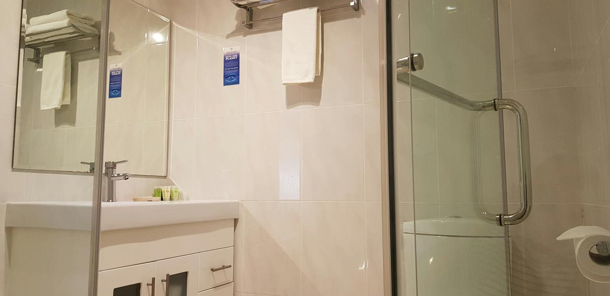 Bathroom - Queen Room - The Grand Motel Griffith