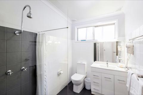 Standard Twin Room Bathroom