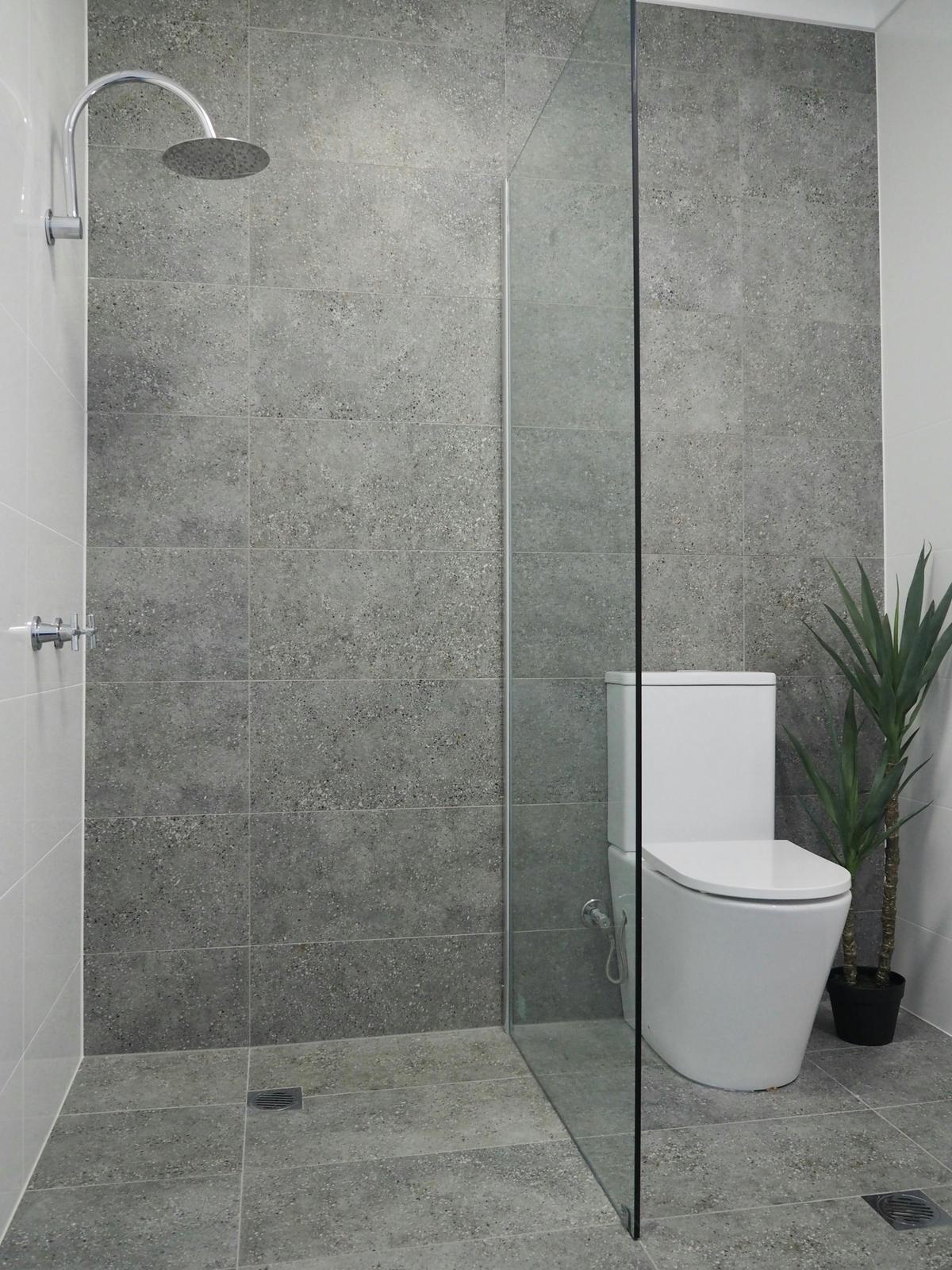 Superior Queen Lakeview Balcony Room Bathroom