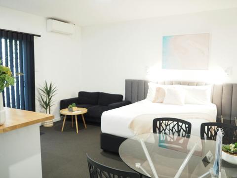 Family Room Queen Bed & Kitchen Dining Area