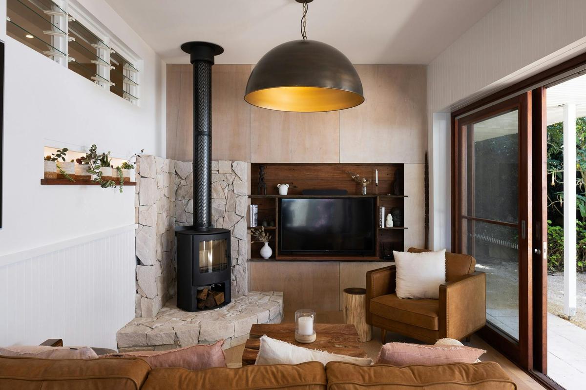 Lakefront Villa Lounge
