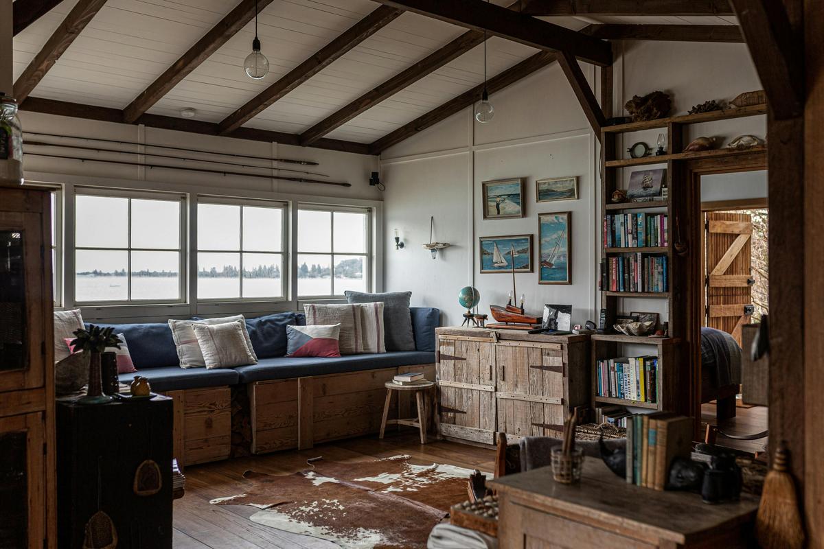 The Little Black Shack full lounge