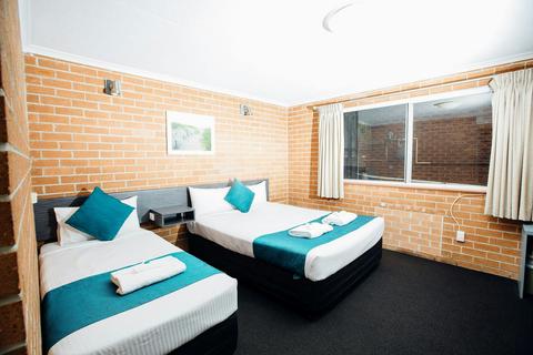 The Oaks Hotel Motel