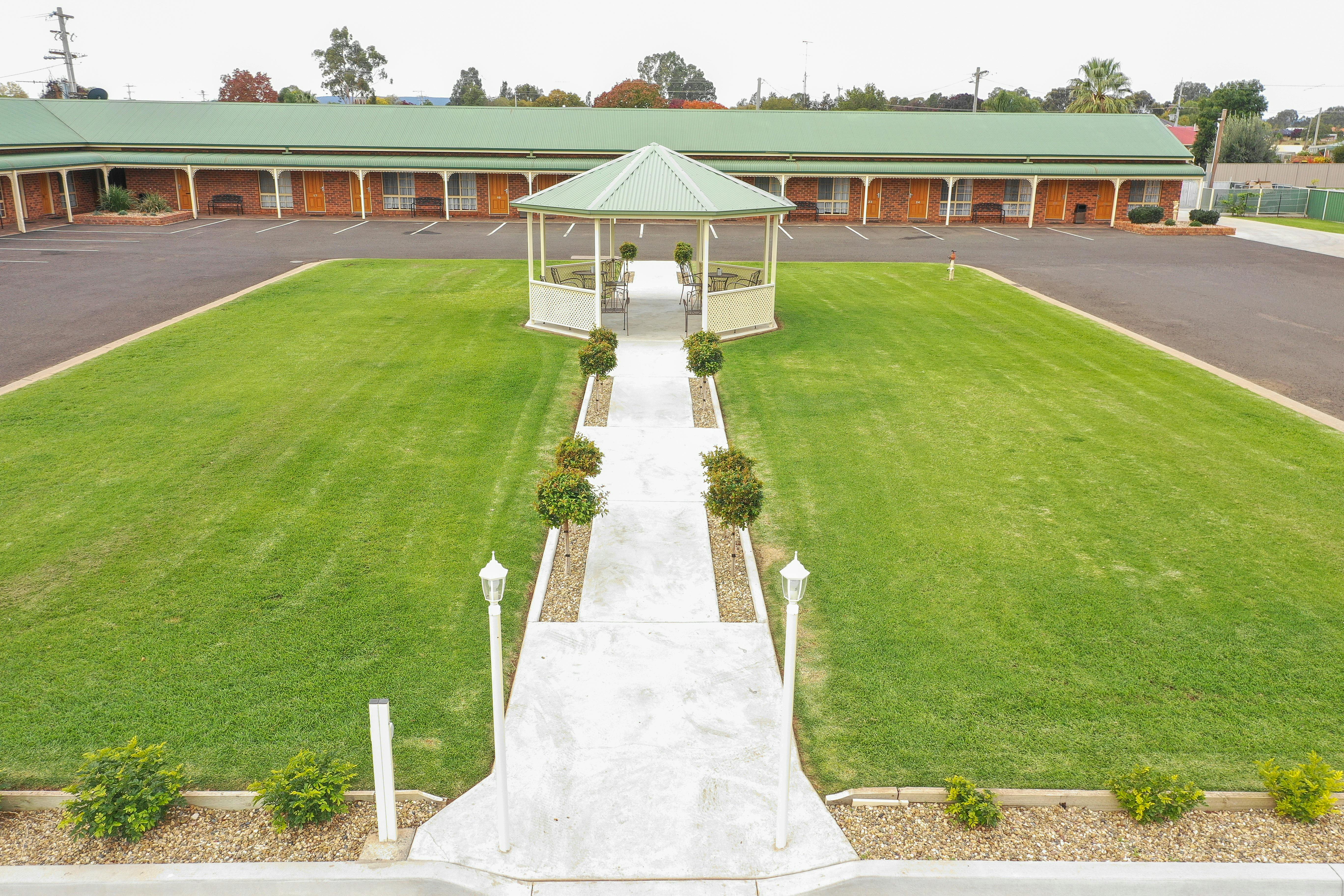 Welcoming Grounds at The Leeton Heritage Motor Inn