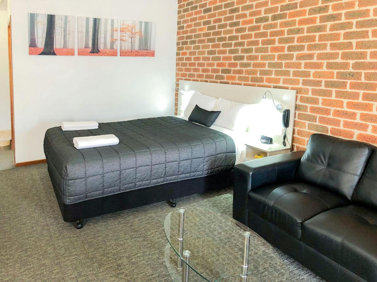 Executive Queen Room at The Leeton Heritage Motor Inn