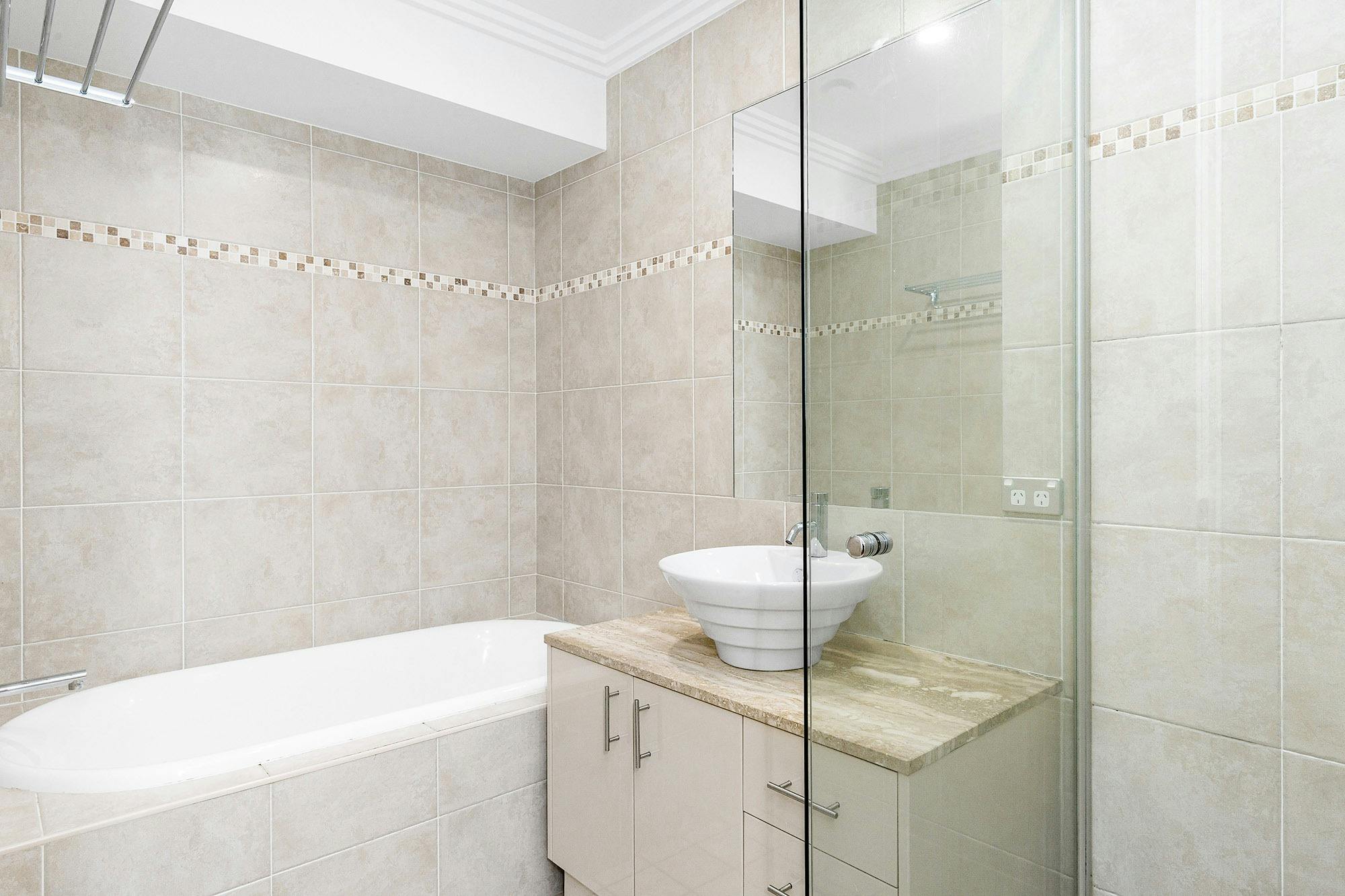 3 James Cook Apartments - Byron Bay - Bathroom 1