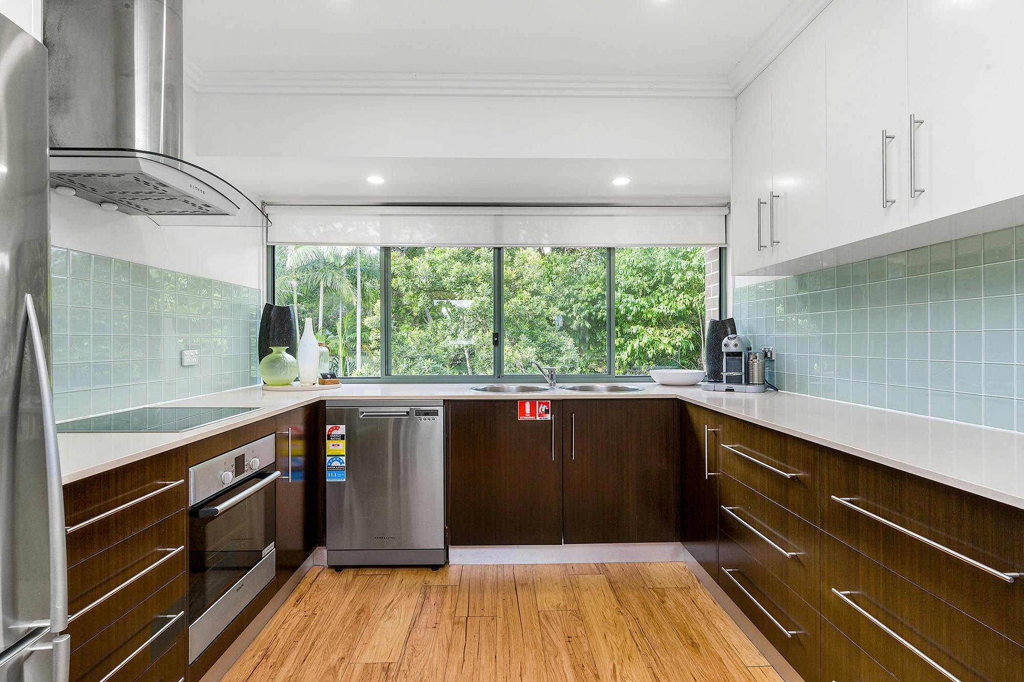 3 James Cook Apartments - Byron Bay - Kitchen b
