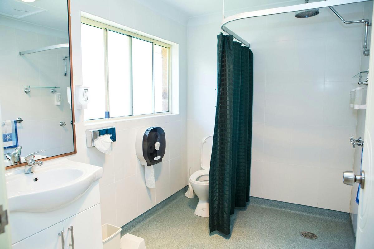 Family Motel Unit Bathroom