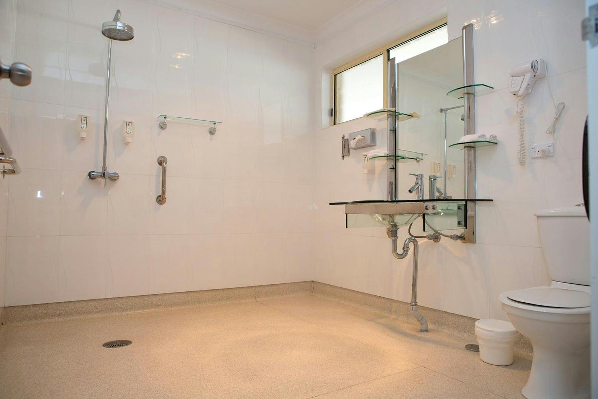 Eastern One-Bedroom Suite Bathroom