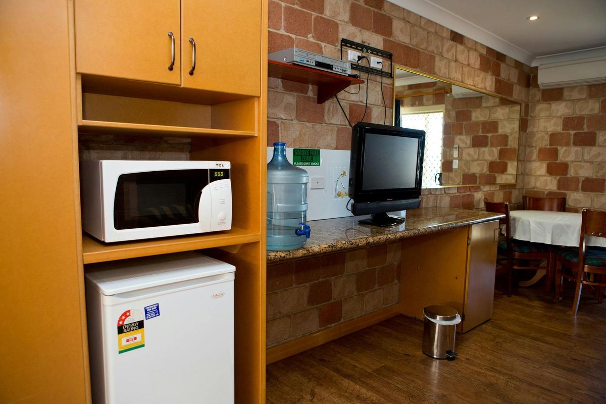 Eastern One-Bedroom Suite Kitchenette