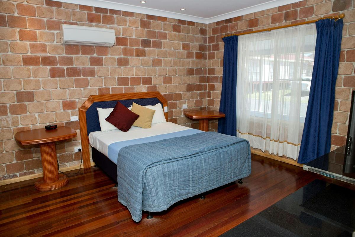 Southern Apartment - Main Bedroom