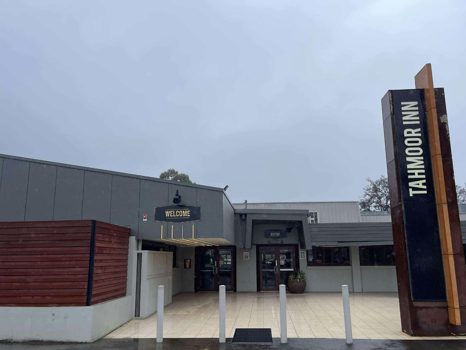 Entrance of Tahmoor Inn