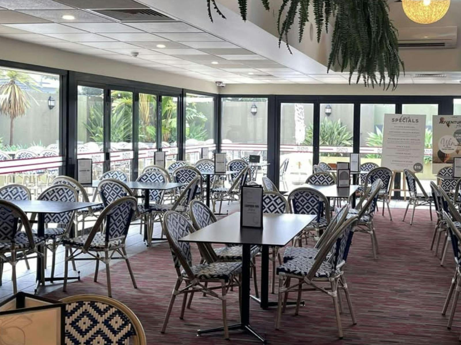 Tahmoor Inn Dining Area & Outdoor Area