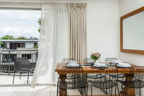 3 Bedroom Deluxe Apartment - Dining