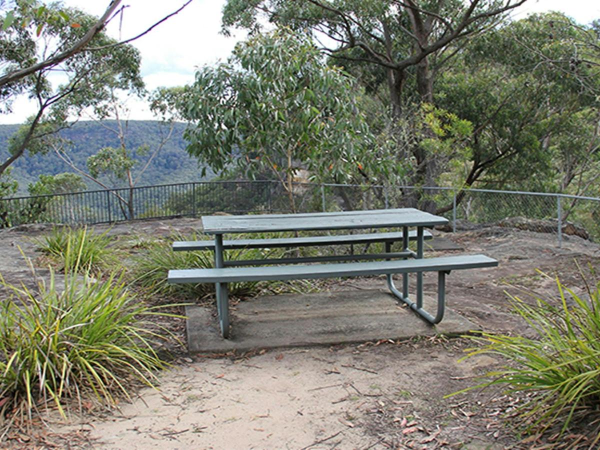 Picnic table at Grand Canyon lookout, set in bushland with valley view.  Photo: John Yurasek/OEH.
