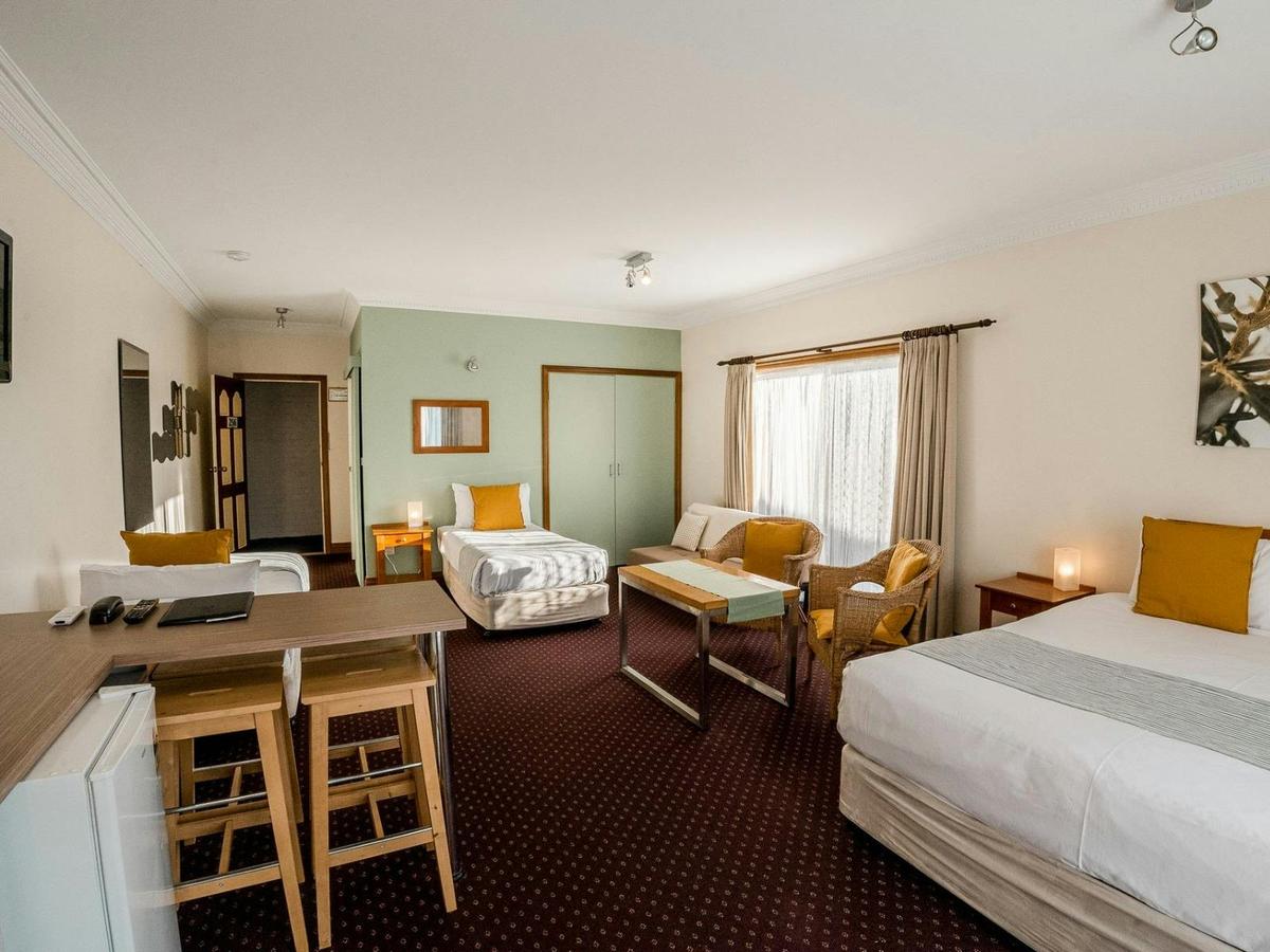 Medium Family Spa Bedroom
