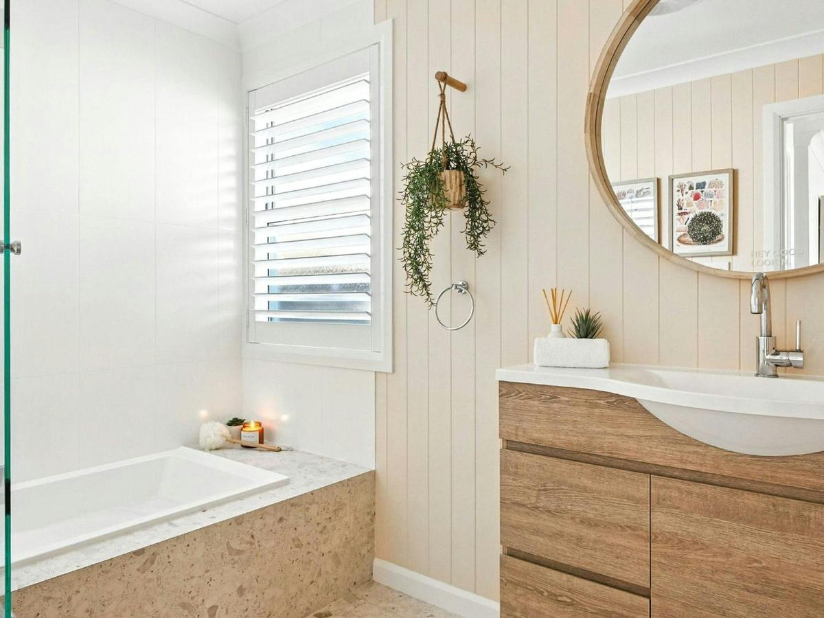 The Salty Perch | Bathroom | Bath tub | Hairdryer | Separate powder room