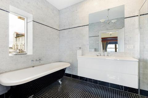 Signature Suite Bathroom