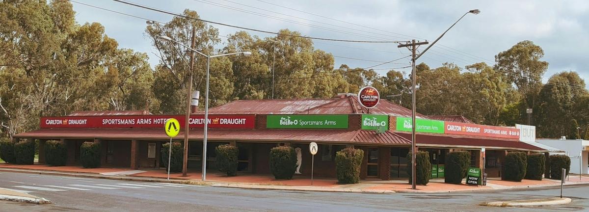 The Sportsmans Arms Hotel Motel Restaurant & Bottle-O
