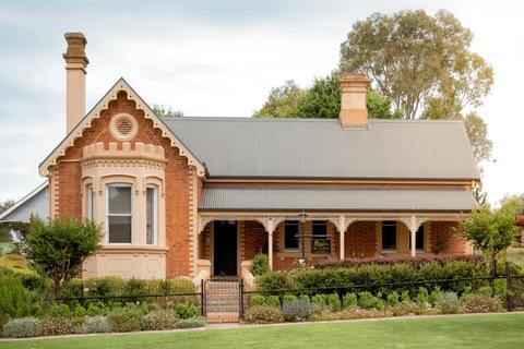The Monarch Tumut