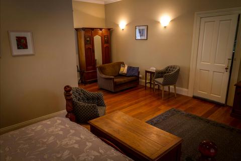 Tizzana Winery Bed and Breakfast - Rose room