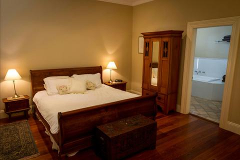 Tizzana Winery Bed and Breakfast - Provincial room