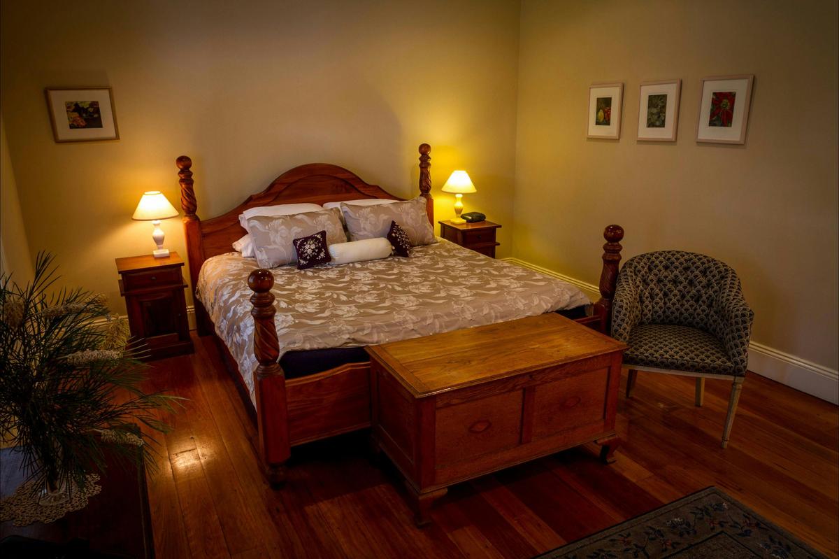 Tizzana Winery Bed and Breakfast - Rose room