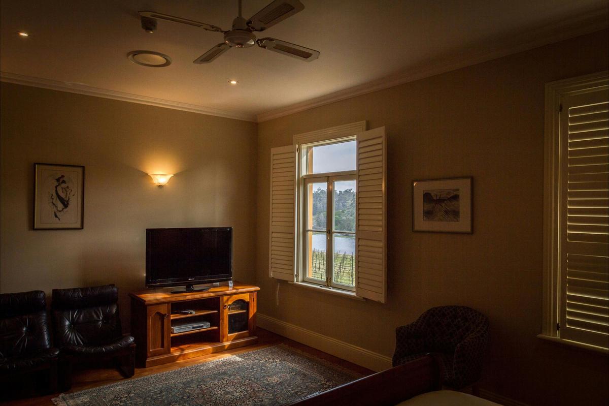 Tizzana Winery Bed and Breakfast - Provincial room