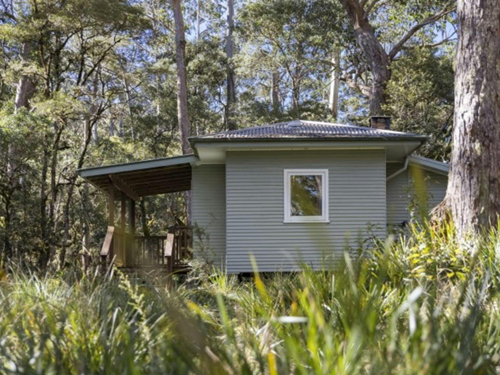 The exterior of Toms Cabin in New England National Park. Photo:  Mitchell Franzi &copy; DPIE