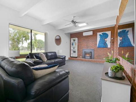 Tranquil Getaway by the Murray River