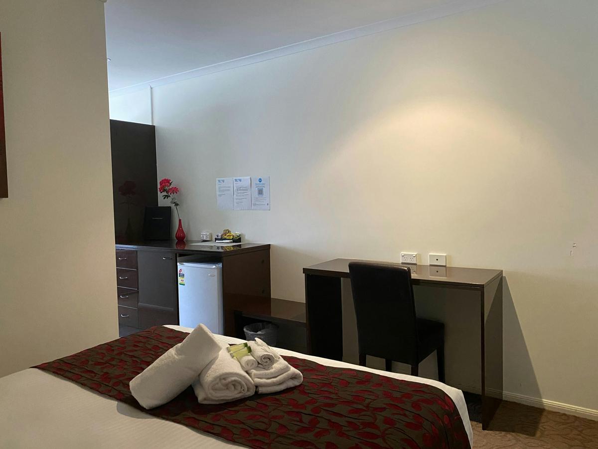 Twin Room - Desk Area